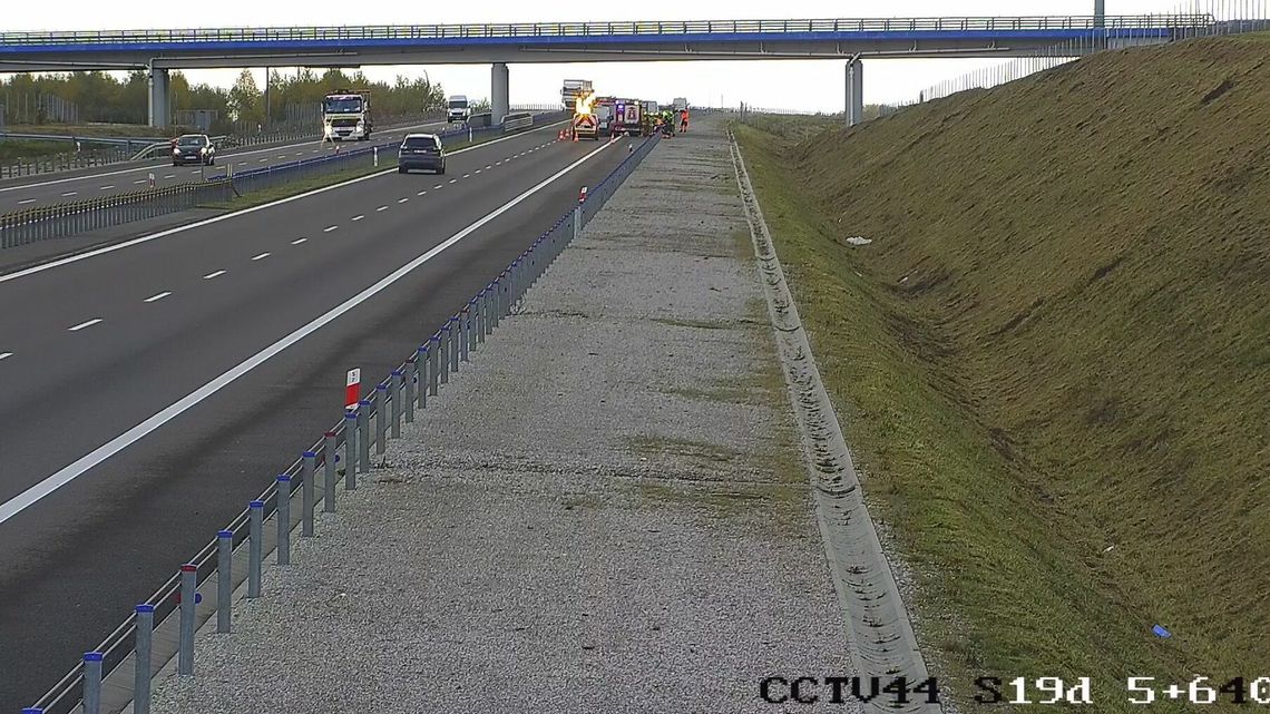 Tragedia na S19. Kobieta skoczyła z wiaduktu wprost pod samochody Tragedia na S19. Kobieta skoczyła z wiaduktu wprost pod samochody