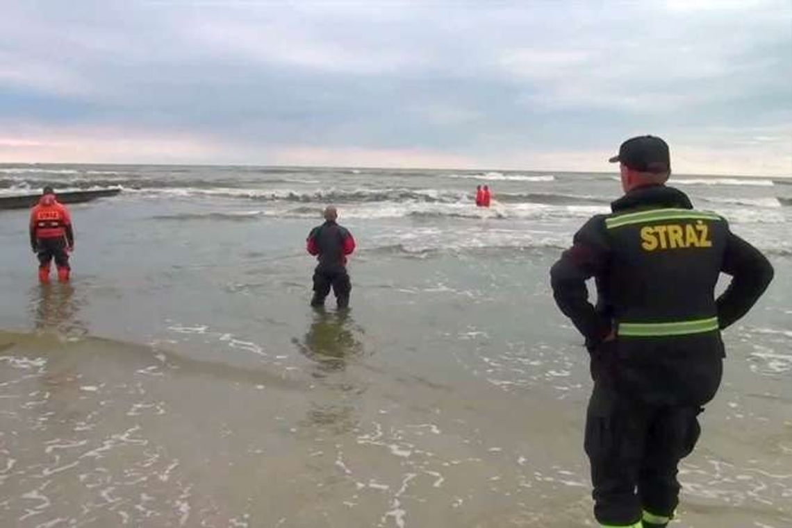 Tragedia nad Bałtykiem. Morze porwało dwie dziewczynki. Znaleziono jedno ciało