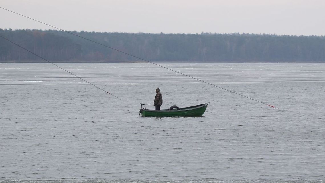 Tragedia nad Zalewem Zemborzyckim. Lód utrudnia poszukiwania drugiego wędkarza