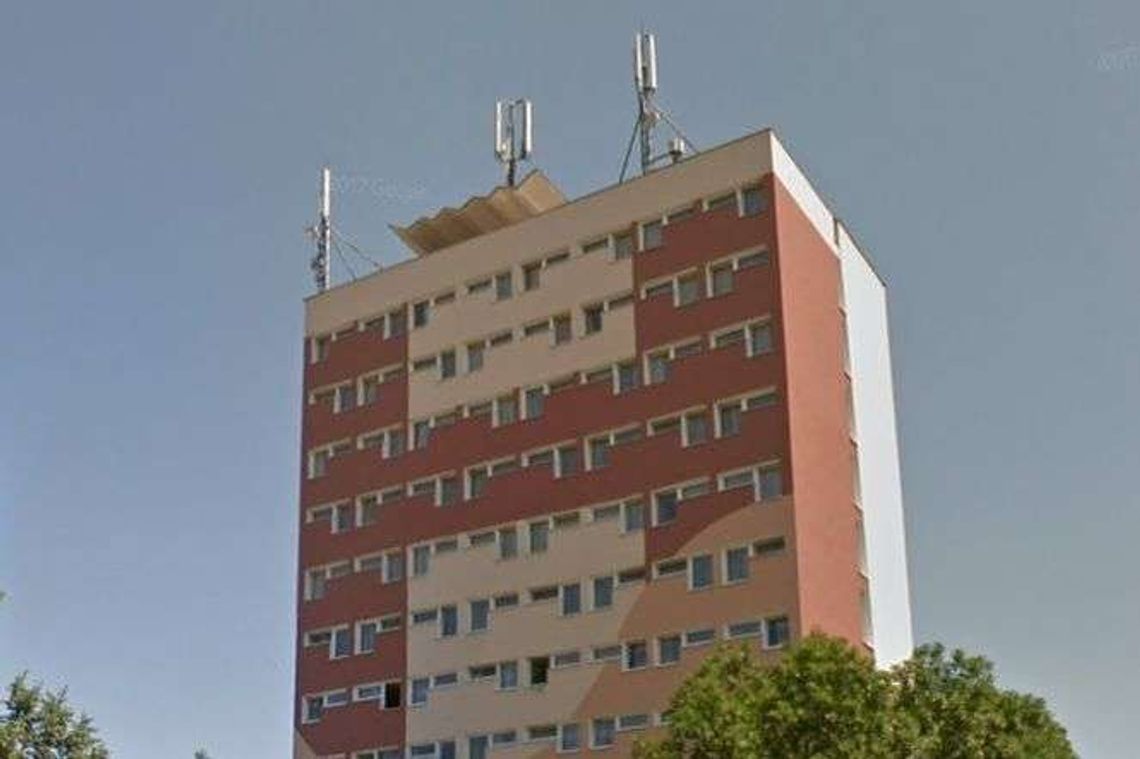 Tragedia w centrum miasta. Mężczyzna wypadł z ostatniego piętra hotelu