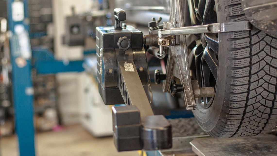 Tragedia w garażu. 20-latek zginął przygnieciony przez samochód