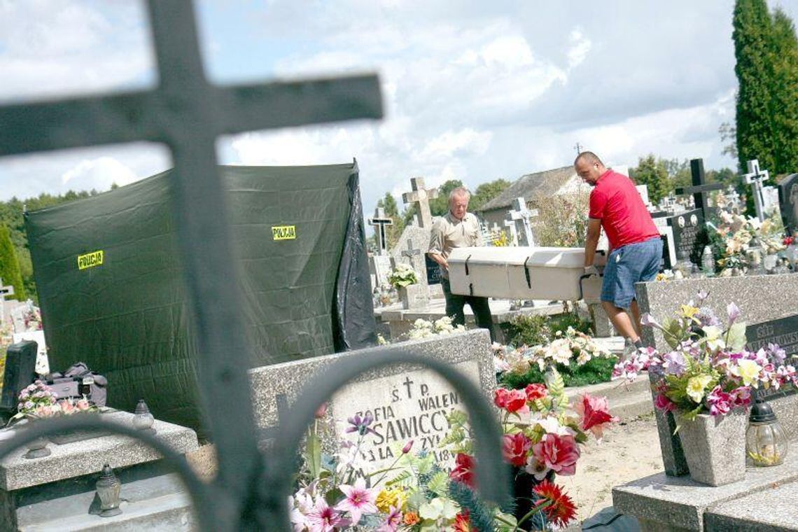 Tragedia w Łopienniku Nadrzecznym: Ksiądz podpalił się na cmentarzu