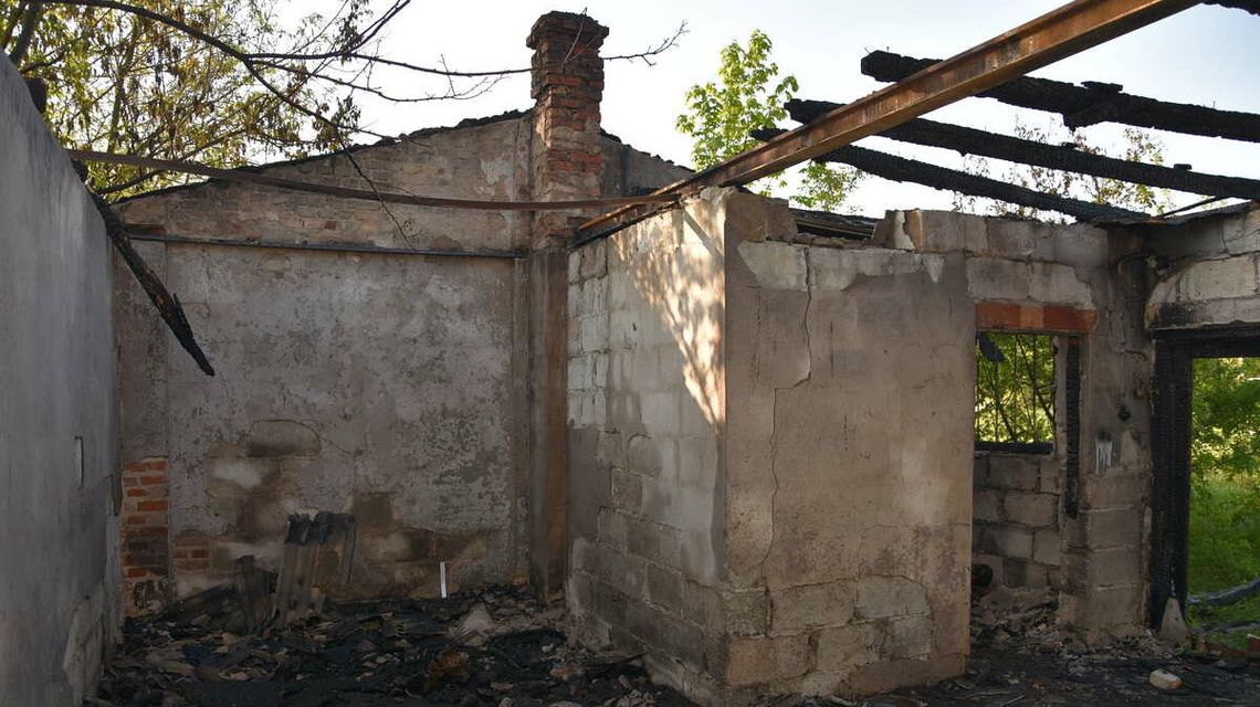 Tragedia w powiecie radzyńskim. W spalonym domu strażacy znaleźli ciało