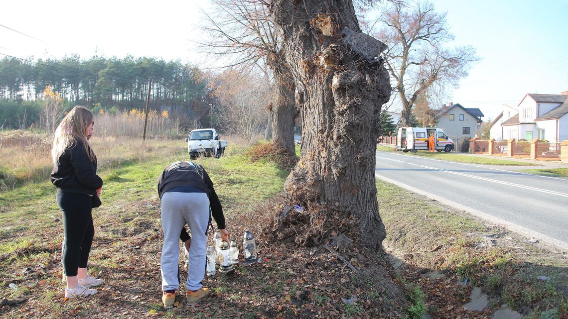 Tragiczna śmierć nastolatków w Gościeradowie. Ludzie stawiają znicze, a wokół leżą jeszcze resztki samochodu Tragiczna śmierć nastolatków w Gościeradowie. Ludzie stawiają znicze, a wokół leżą jeszcze resztki samochodu