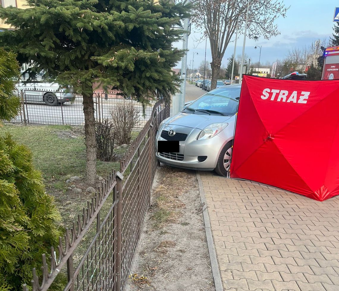 Tragiczne zderzenie w Dęblinie. Samochód wjechał w ogrodzenie komisariatu