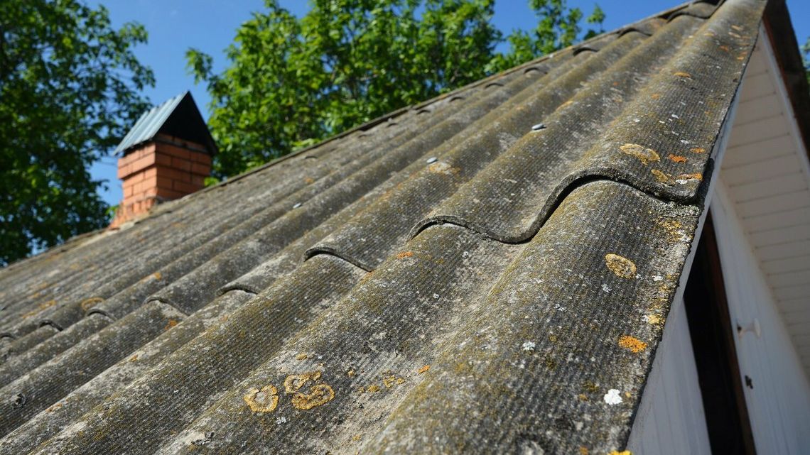 Tragiczny finał naprawy dachu. Mężczyzna spadł na beton 