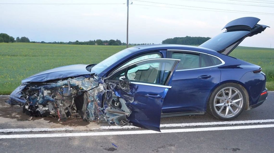 Tragiczny karambol na DW 812. Jeden z kierowców ze złamanym kręgosłupem