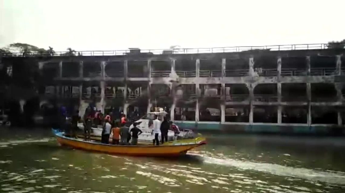 Tragiczny pożar promu w Bangladeszu. Zginęło co najmniej 38 osób Tragiczny pożar promu w Bangladeszu. Zginęło co najmniej 38 osób