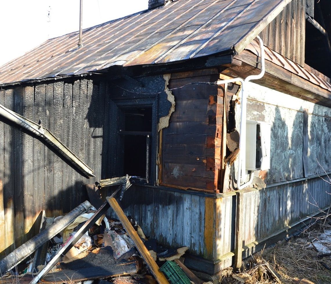 Tragiczny pożar w gminie Zalesie. Nie żyje 96-letnia kobieta spalony dom po akcji gaśniczej