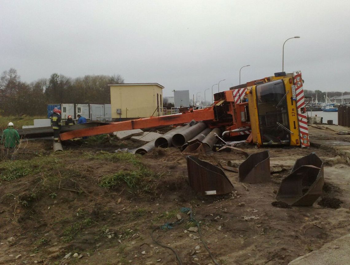 Tragiczny wypadek. Dźwig się przewrócił, operator nie żyje
