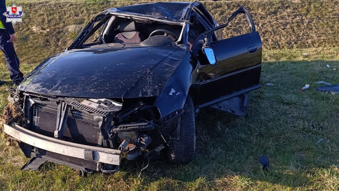 Tragiczny wypadek na DK-17 w powiecie puławskim. 23-letni kierowca zginął po tym, jak jego auto dachowało.