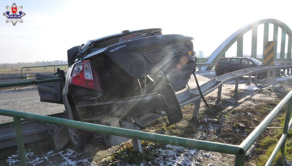 Tragiczny wypadek na moście w Hrubieszowie. Auto ślizgało się po jezdni [zdjęcia]