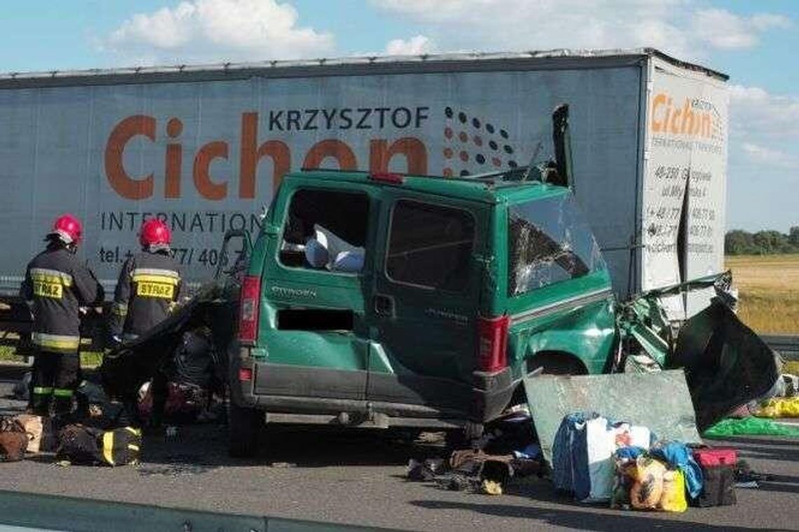 Tragiczny wypadek na obwodnicy Lublina. Zginęło 5 osób. Bus wjechał w ciężarówkę (zdjęcia, wideo)