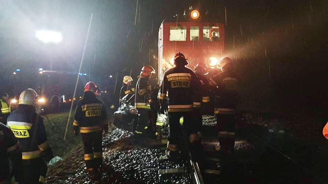 Tragiczny wypadek na przejeździe kolejowym. Kierowca wjechał pod lokomotywę Tragiczny wypadek na przejeździe kolejowym. Kierowca wjechał pod lokomotywę