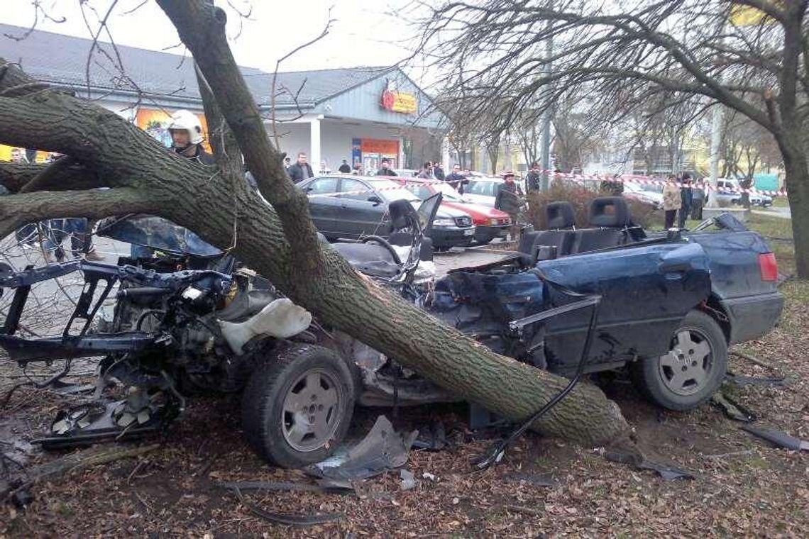 Tragiczny wypadek w Chełmie. Kierowca nie żyje, dzieci w szpitalu