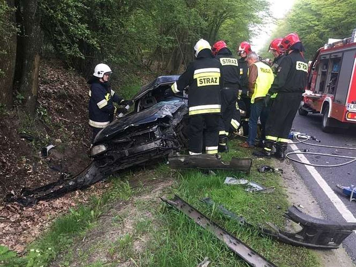 Tragiczny wypadek. W czołowym zderzeniu zginął jeden z kierowców Tragiczny wypadek. W czołowym zderzeniu zginął jeden z kierowców