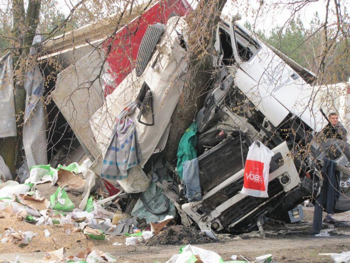 Tragiczny wypadek w Firleju: Nie żyje kierowca ciężarówki (zdjęcia)