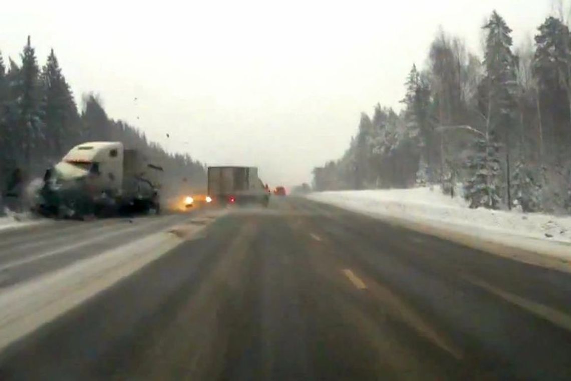 Tragiczny wypadek w Rosji. Ciężarówka rozerwała auto na części (wideo)