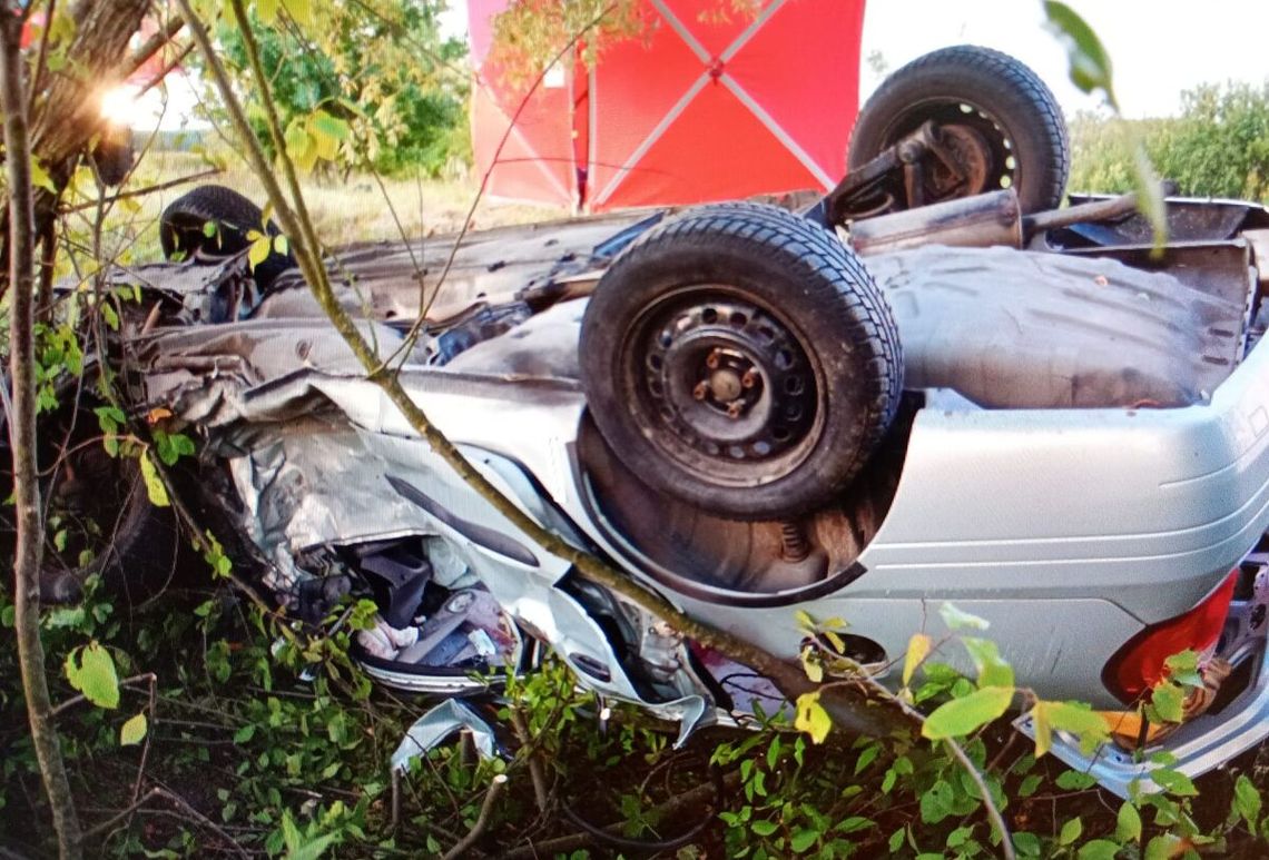 Tragiczny wypadek w Wólce Biskiej. Nie żyje 17-latek, cztery osoby trafiły do szpitali Tragiczny wypadek w Wólce Biskiej. Nie żyje 17-latek, cztery osoby trafiły do szpitali