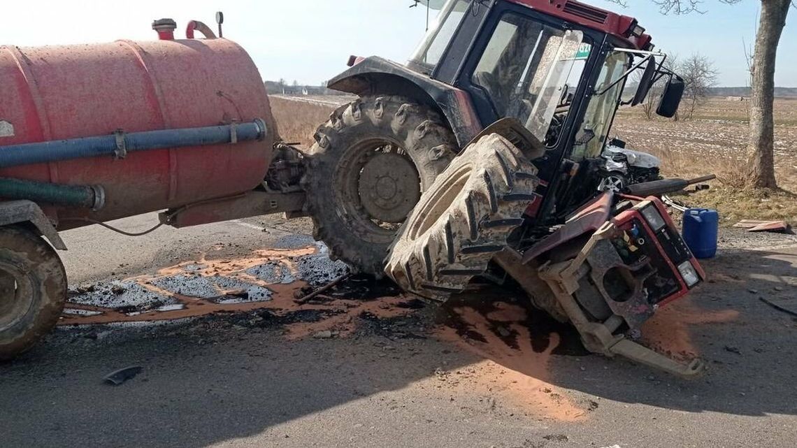 Traktor z beczkowozem zderzył się z osobową kią. Dwie osoby w szpitalu