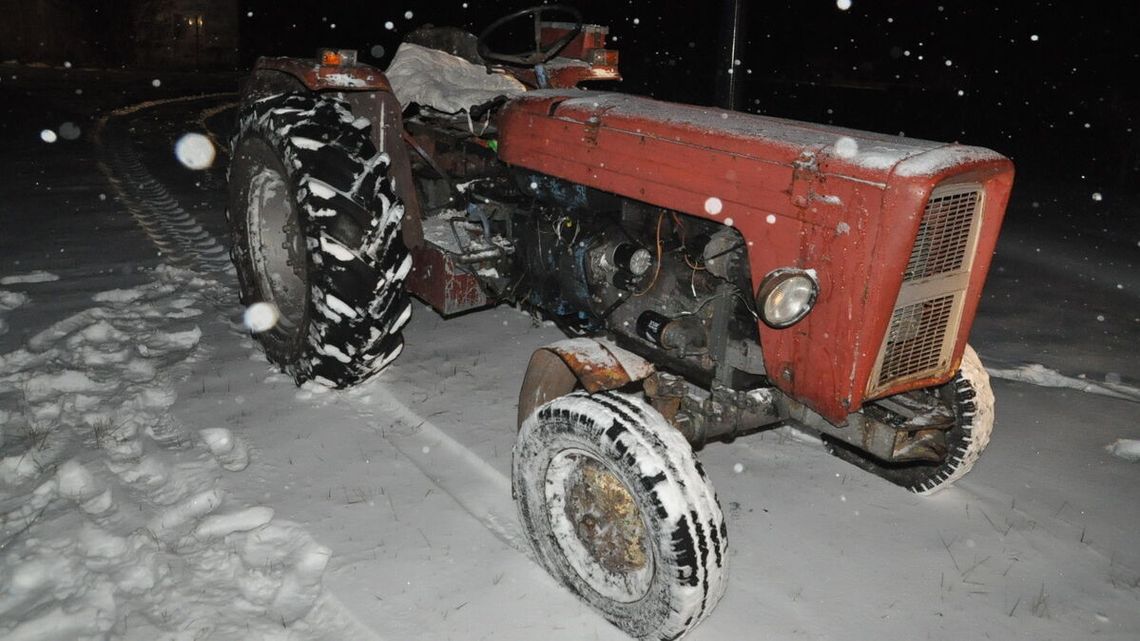 Traktorem staranował ogrodzenie i uciekał przed policją