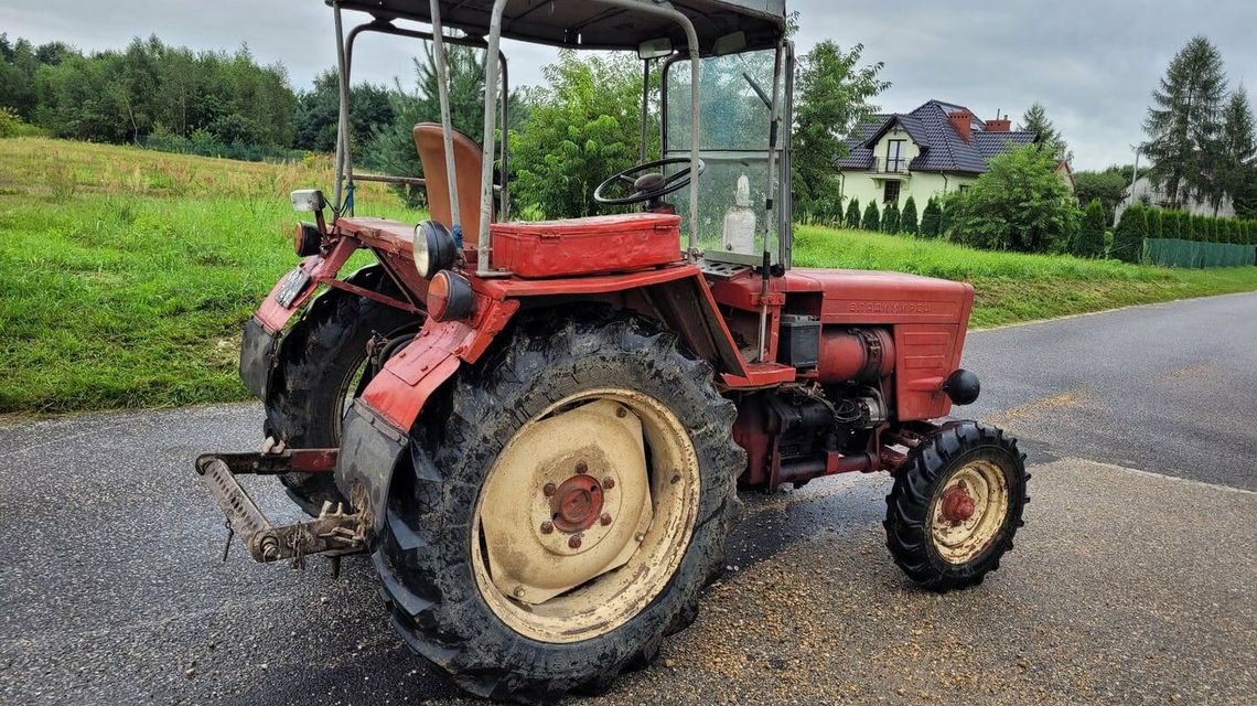 Traktorzysta pił, potem pojechał w pole. Zwrócił uwagę kierowców Traktorzysta pił, potem pojechał w pole. Zwrócił uwagę kierowców