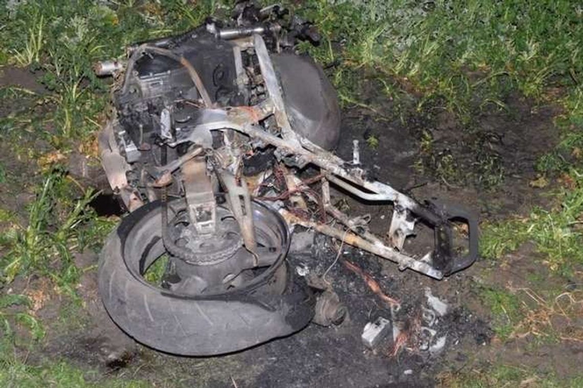 Traktorzysta wymusił pierwszeństwo. Motocykl doszczętnie spłonął [zdjęcia]