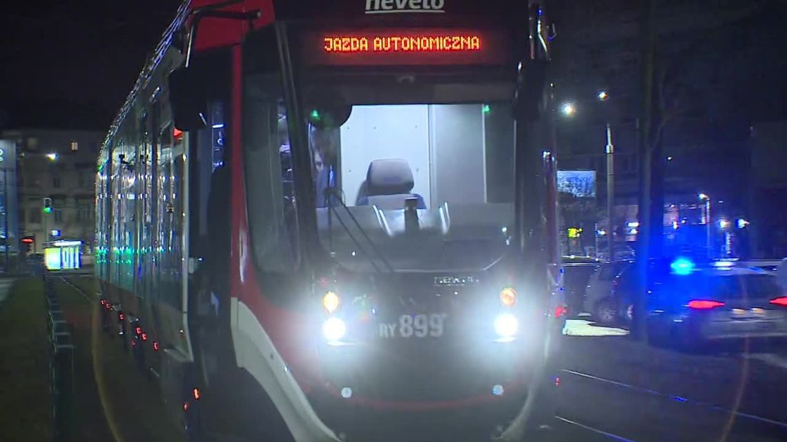 Tramwaj bez motorniczego jeździ nocą po Krakowie