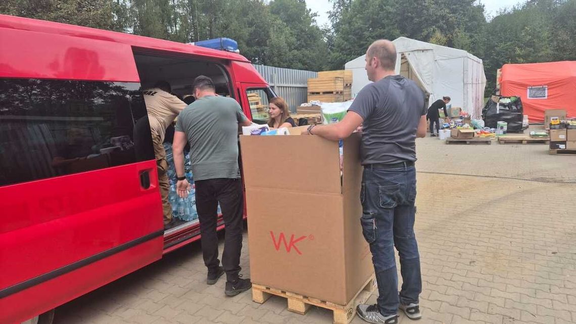 Transport już jedzie do powodzian. Zorganizowali to policjanci