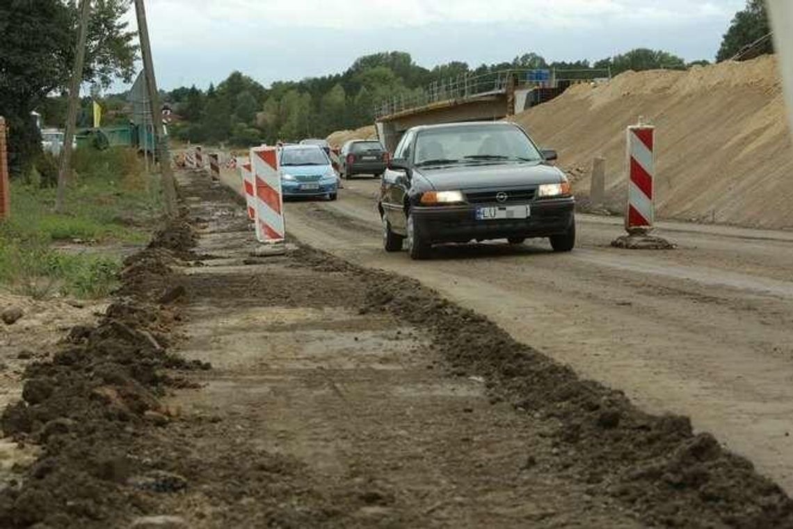 Trasa nałęczowska: Kierowcy skarżą się na fatalny stan objazdu. Ale niedługo zmiana organizacji ruchu