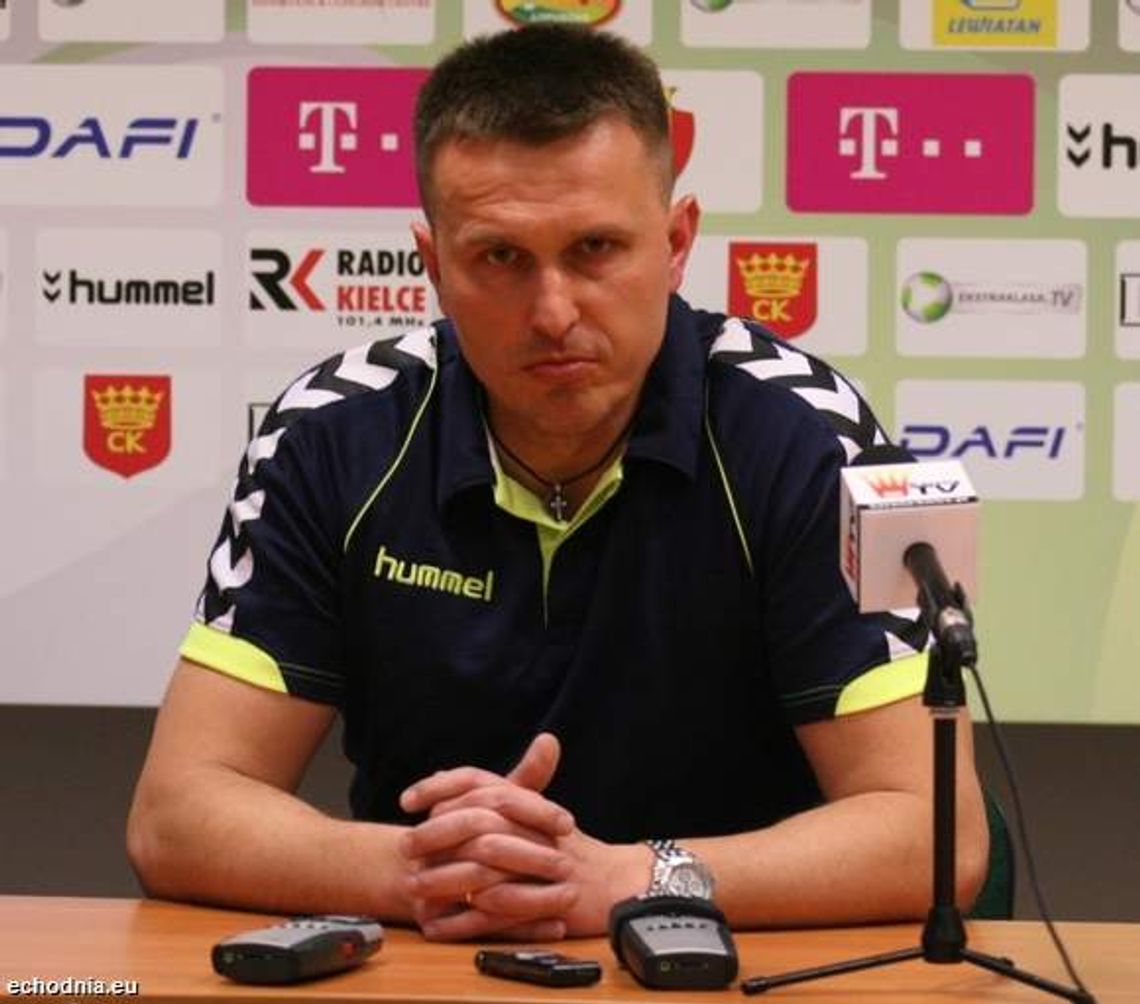 Trener Korony Kielce motywuje swoich piłkarzy... filmami