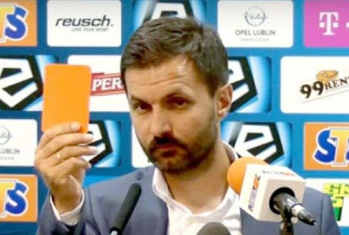 Trener wyjął kartkę na konferencji. "Sędzia zabił mecz"