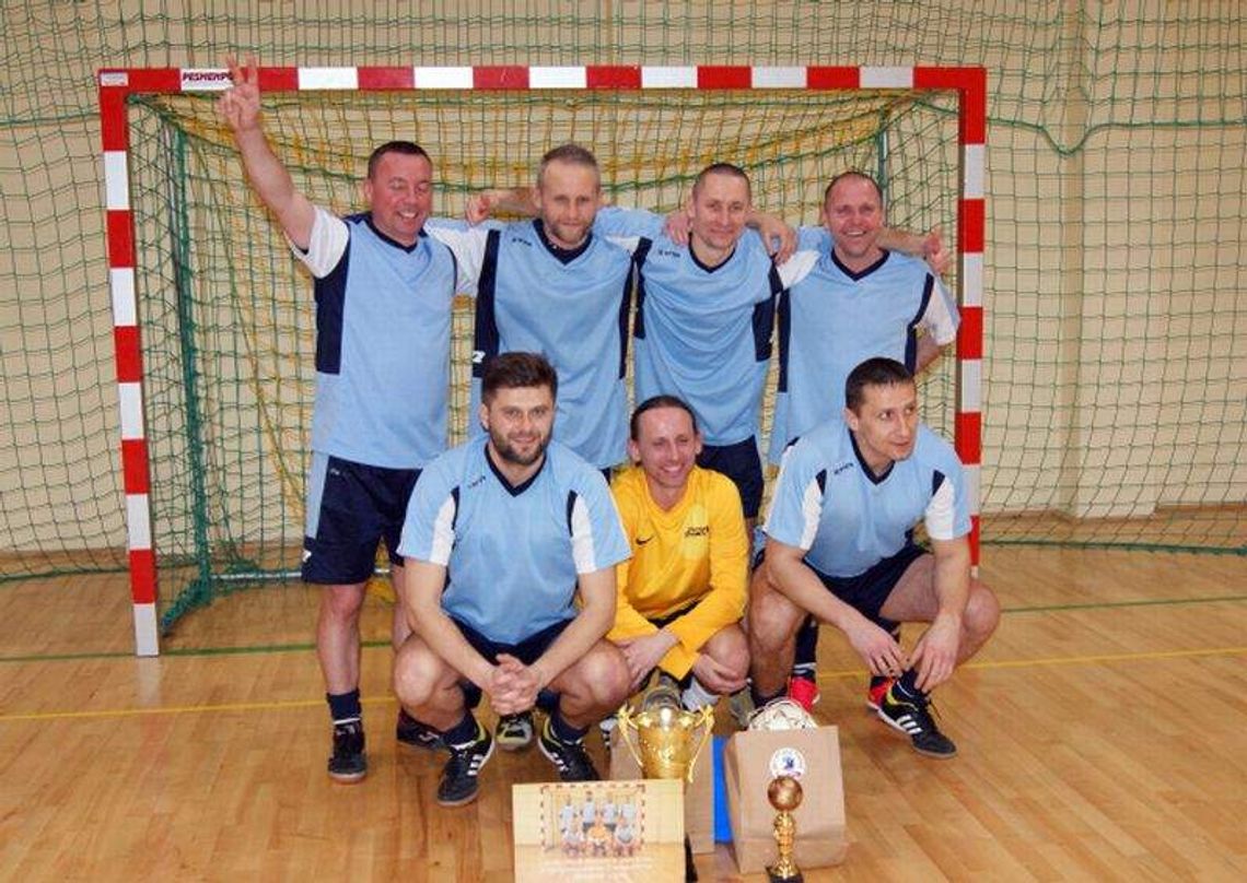 Trenerzy nadal potrafią kopać Trenerzy nadal potrafią kopać