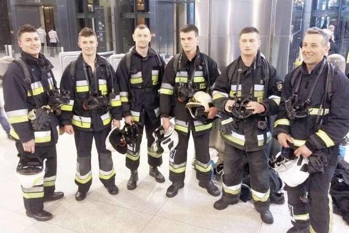 Trenowali na schodach w rektoracie UMCS. Strażacy z Wojciechowa biegiem na szczyt Trenowali na schodach w rektoracie UMCS. Strażacy z Wojciechowa biegiem na szczyt