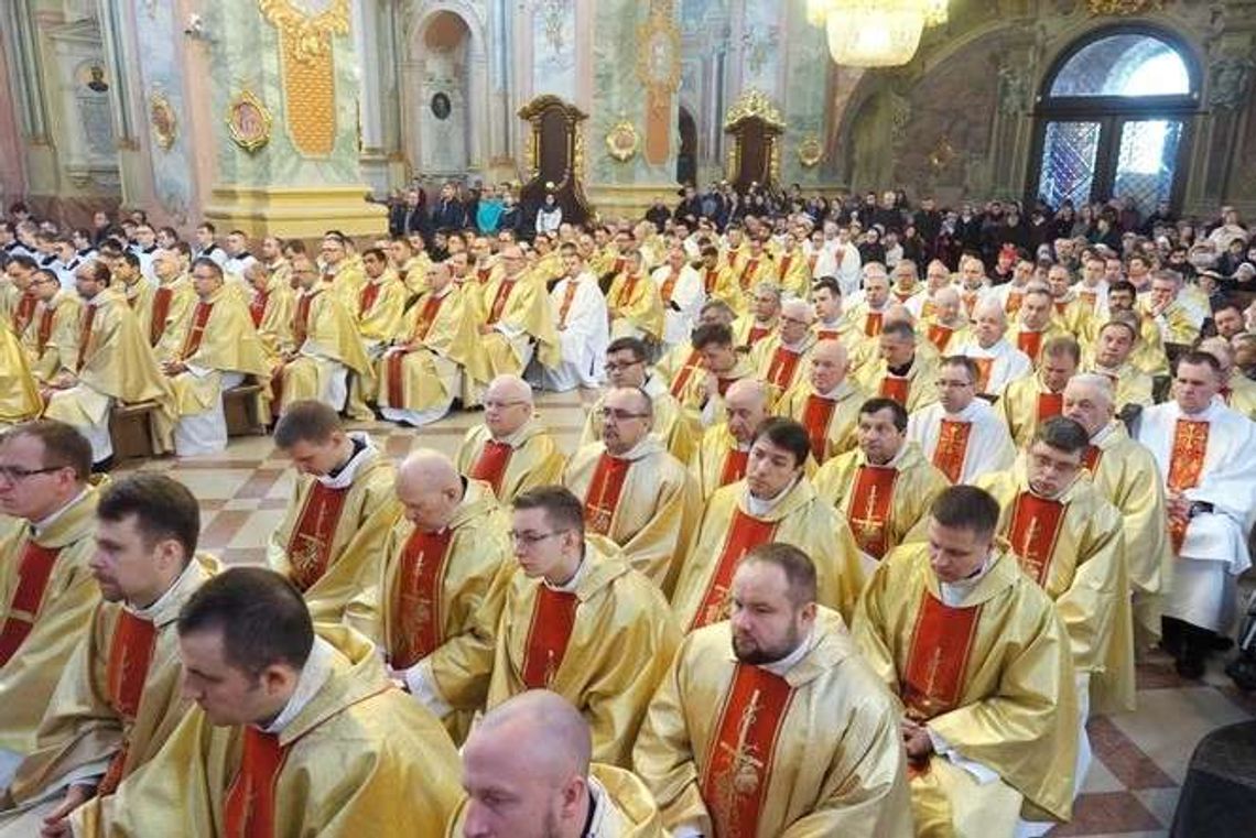 Triduum Paschalne: W Wielki Czwartek wierni modlą się za kapłanów Triduum Paschalne: W Wielki Czwartek wierni modlą się za kapłanów