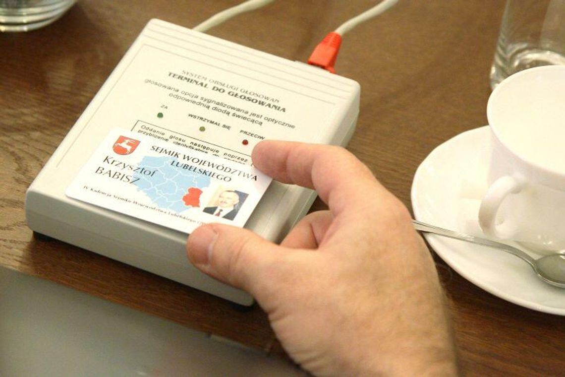 Trochę elektroniki i... radny się gubi. Wpadka na sesji sejmiku Trochę elektroniki i... radny się gubi. Wpadka na sesji sejmiku