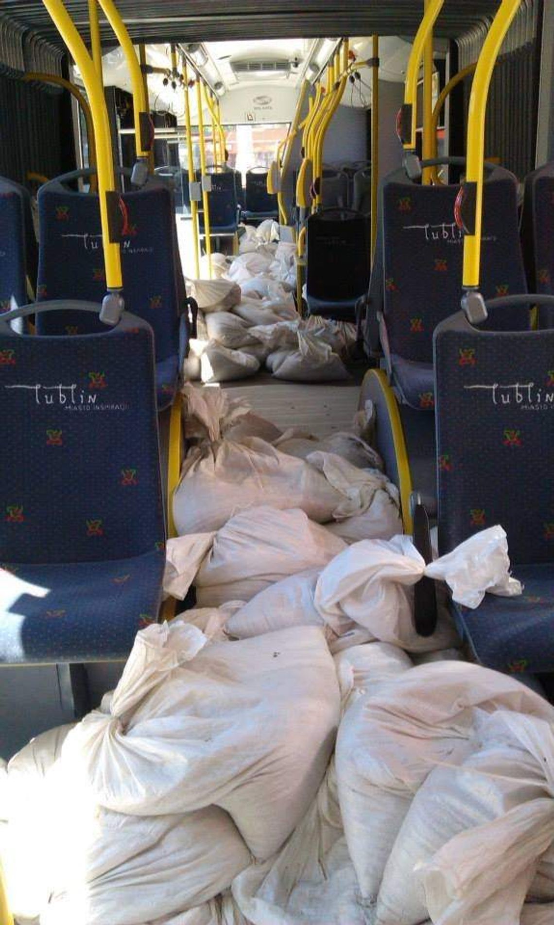 Trolejbus wypełniony piachem przejechał przez Lublin