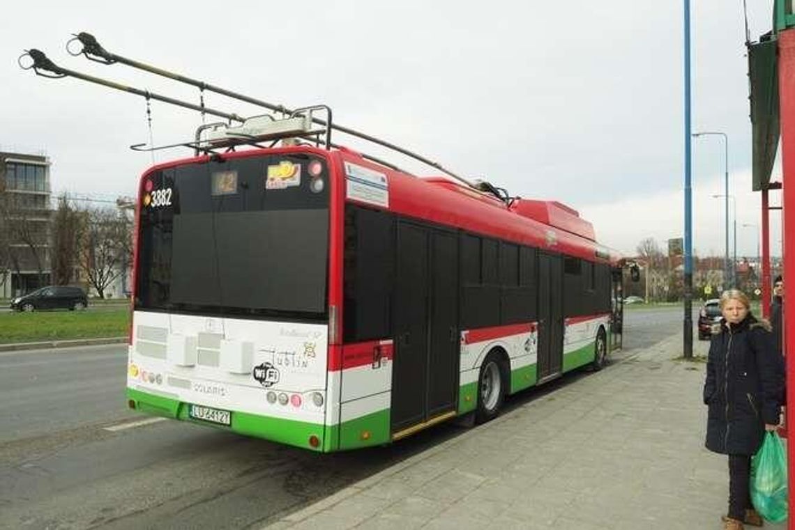 Trolejbus z zaklejonymi wszystkimi szybami jeździł dziś po Lublinie
