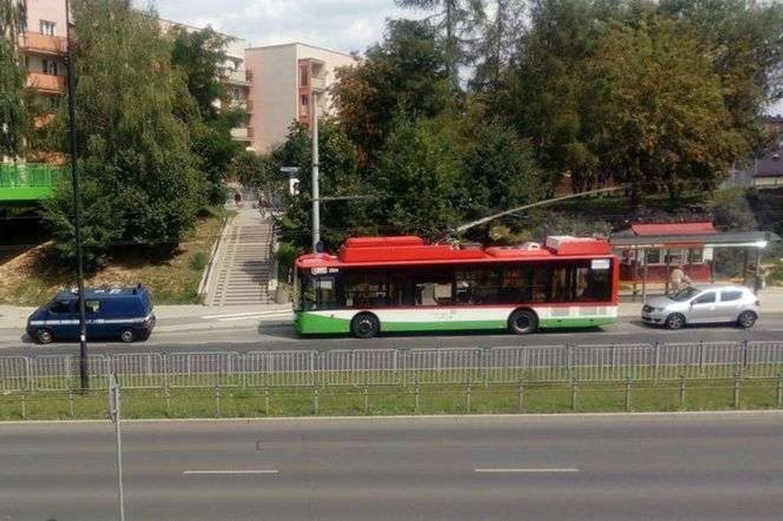 Trolejbus zahamował. Pasażerka w szpitalu