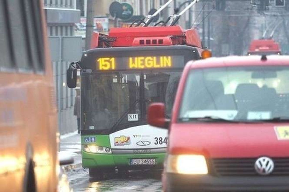 Trolejbusy dojadą do nowych bloków przy ul. Jana Pawła II. Trakcja w budowie