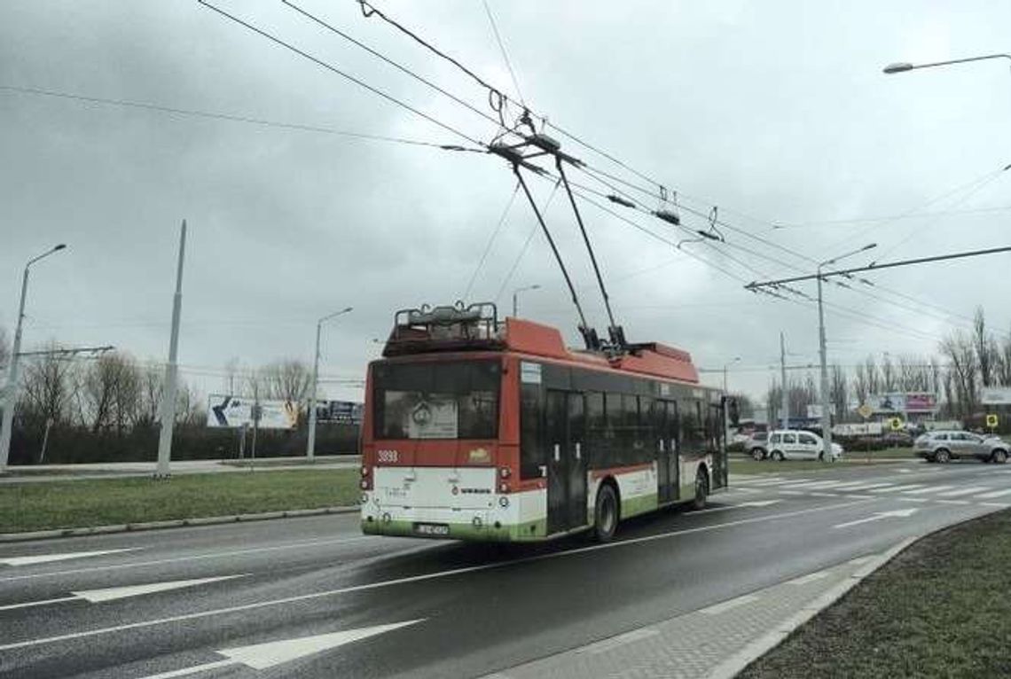 Trolejbusy zajeżdżają drogę, przecinają ciągłą linię. "Musimy, bo źle zawieszono nam sieć" Trolejbusy zajeżdżają drogę, przecinają ciągłą linię. "Musimy, bo źle zawieszono nam sieć"