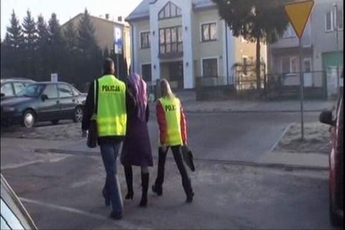 Troskliwa mama dawała łapówki nauczycielowi za dobre oceny syna