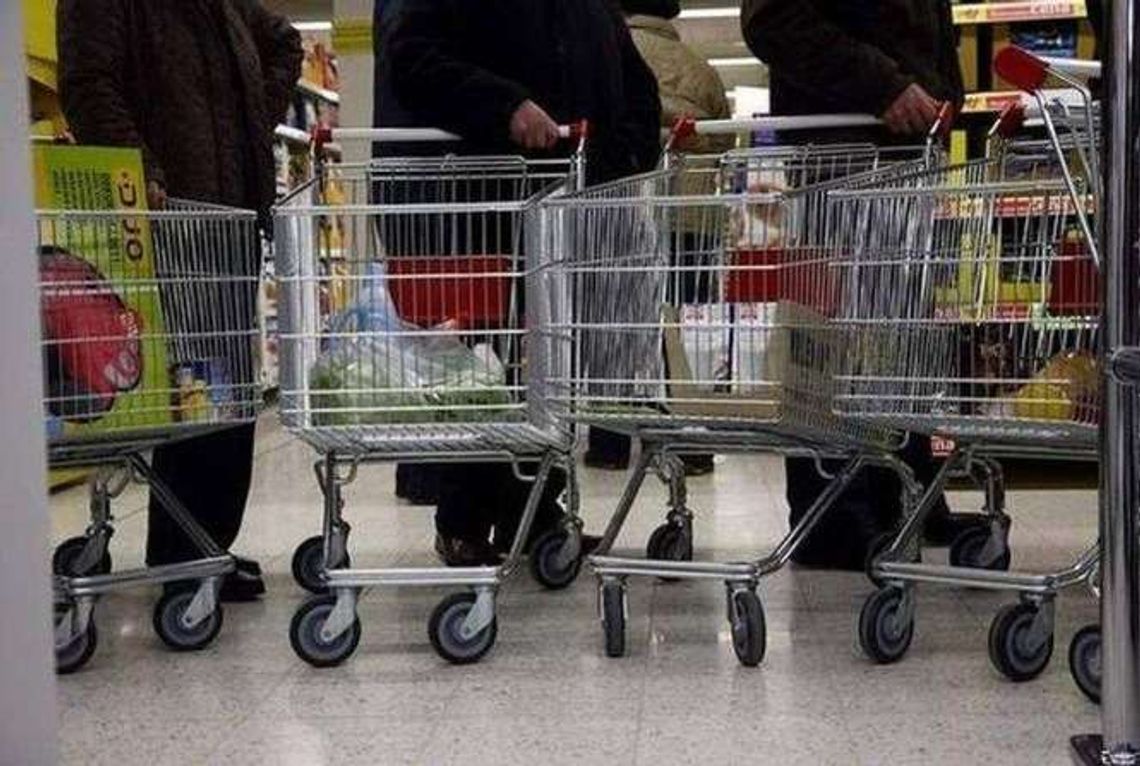 Trudna sytuacja pracowników marketów. Jak się bronić? Trudna sytuacja pracowników marketów. Jak się bronić?