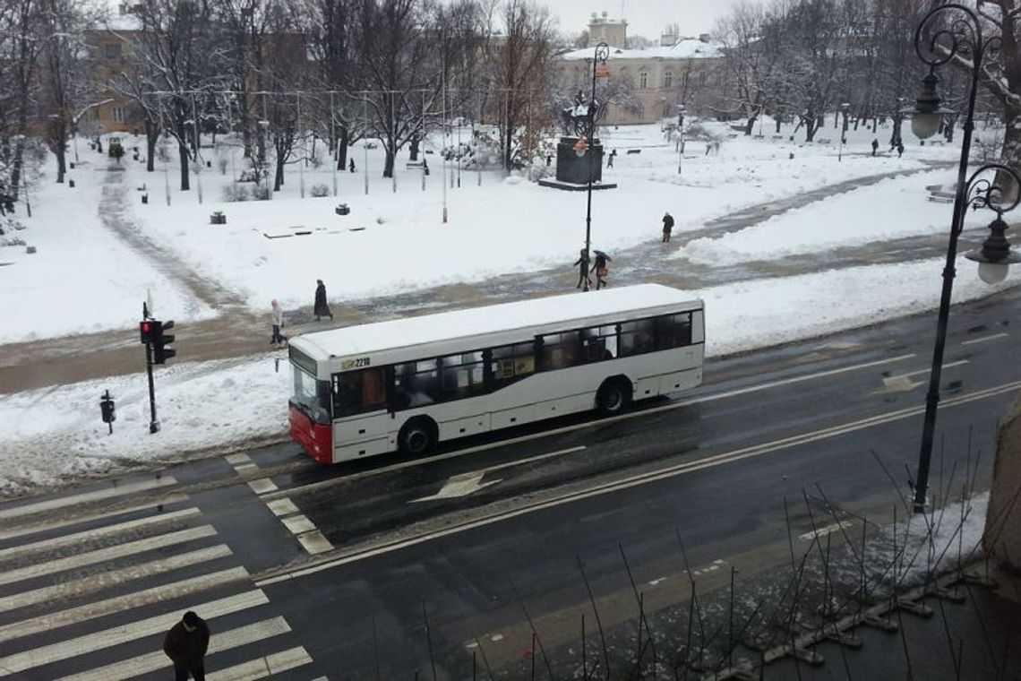 Trudne warunki na drogach. Opóźnione autobusy