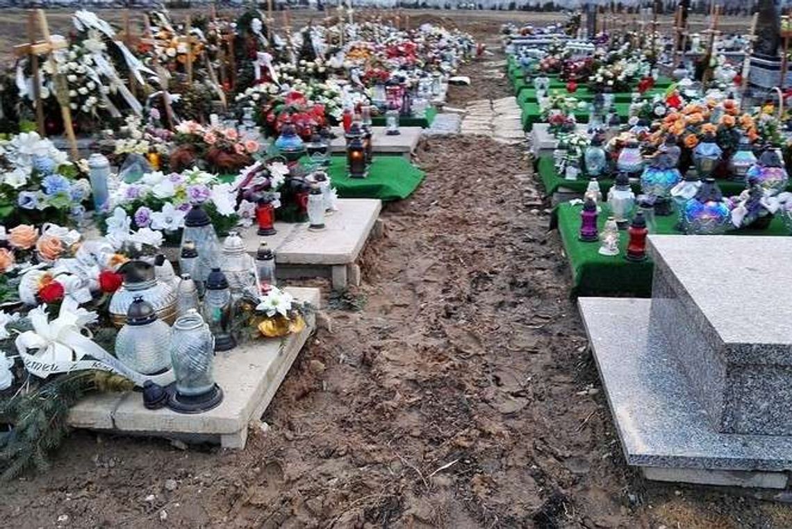 Trudno o zadumę. Cmentarz na Majdanku tonie w błocie i kałużach Trudno o zadumę. Cmentarz na Majdanku tonie w błocie i kałużach