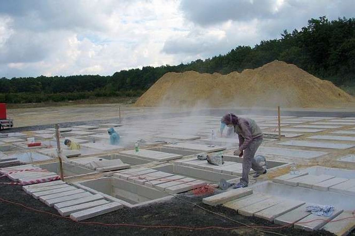 Trumna mogła się nie zmieścić do grobu. Już oszlifowali