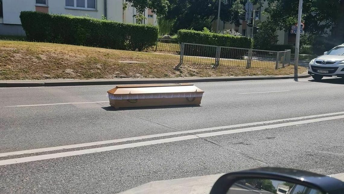 Trumna wypadła z karawanu na ulicy w Puławach. Co ustalili policjanci?