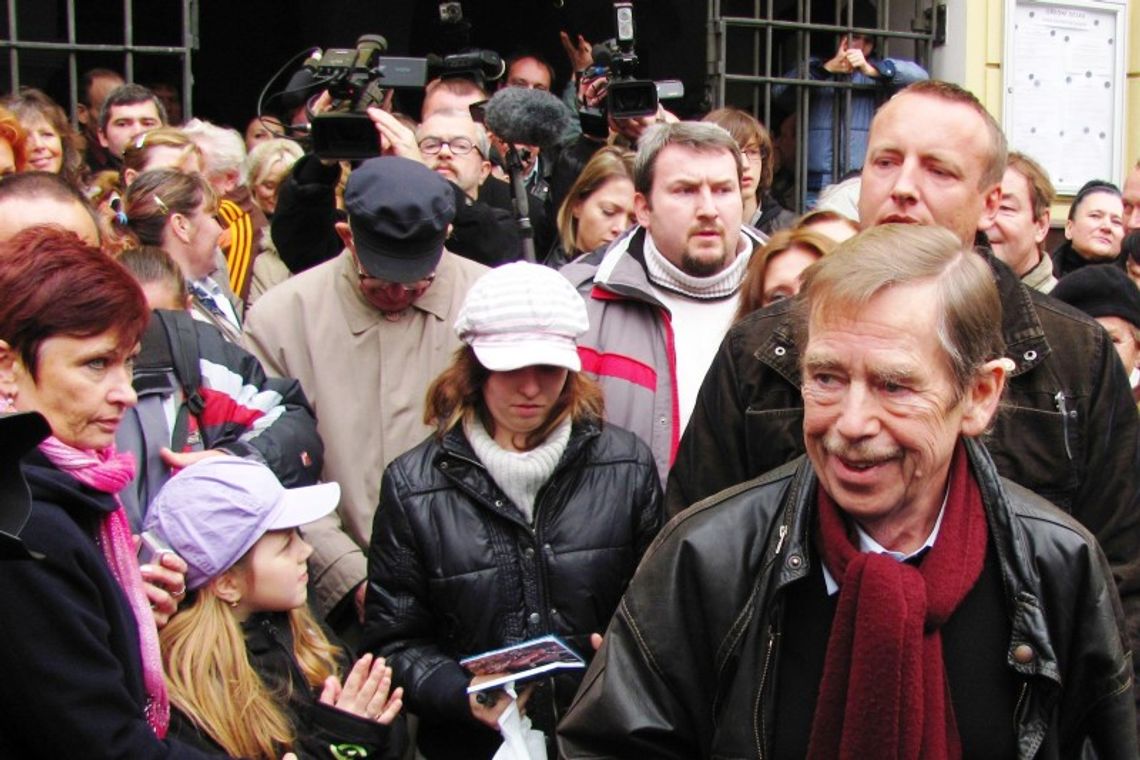 Trumna z ciałem Havla wystawiona na widok publiczny