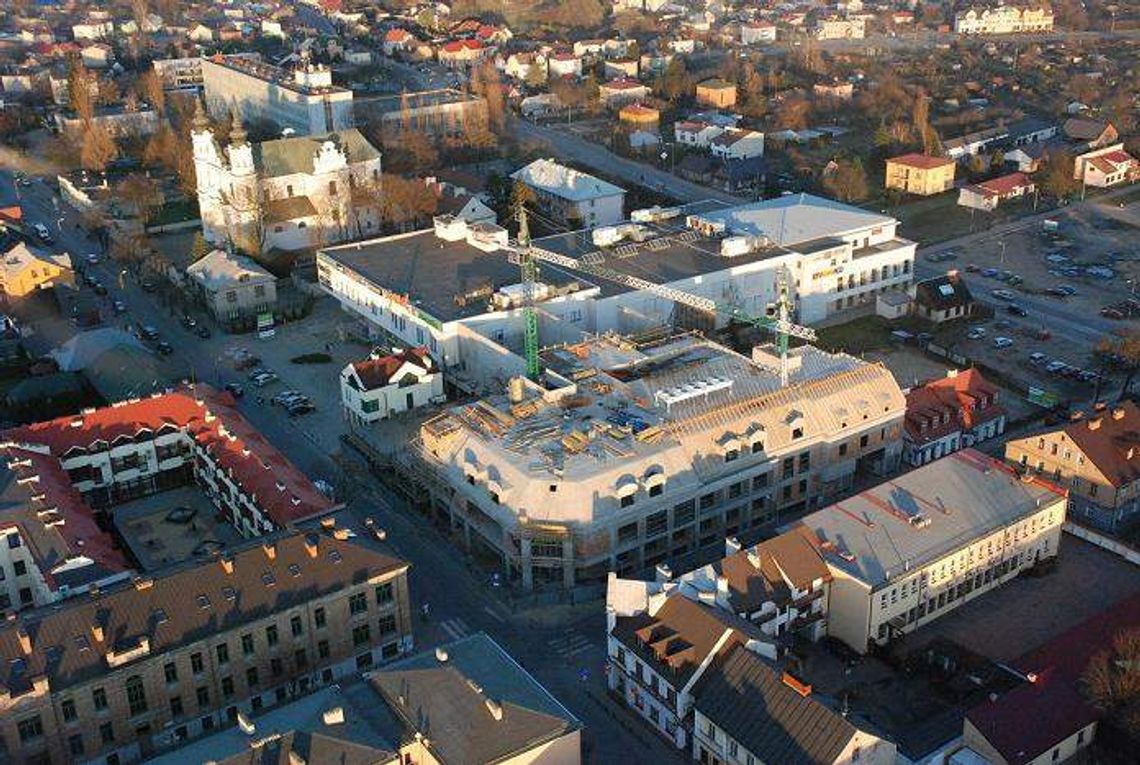 Trwa budowa Rywala. Widok z góry na nowe centrum handlowe