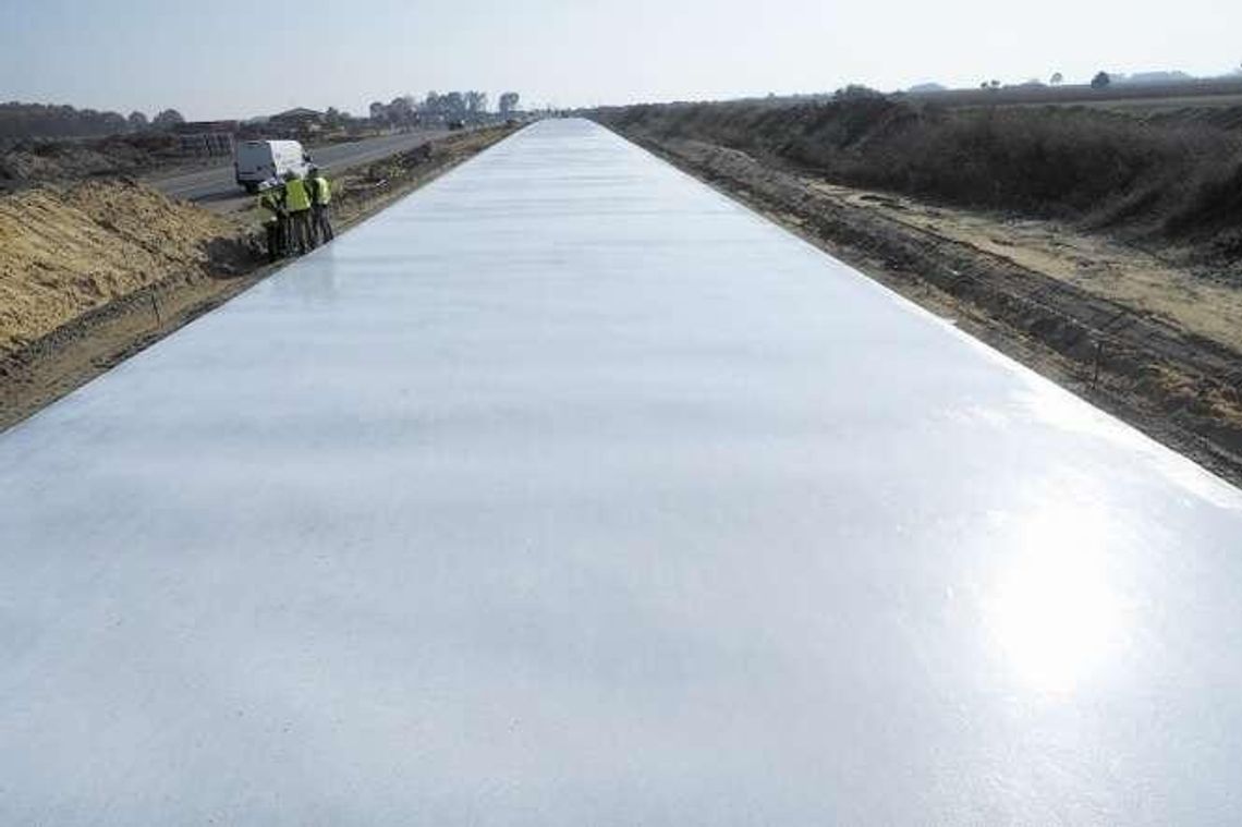 Trwa budowa S17 w stronę Warszawy. Jak wygląda układanie betonowej nawierzchni? [zdjęcia, wideo]